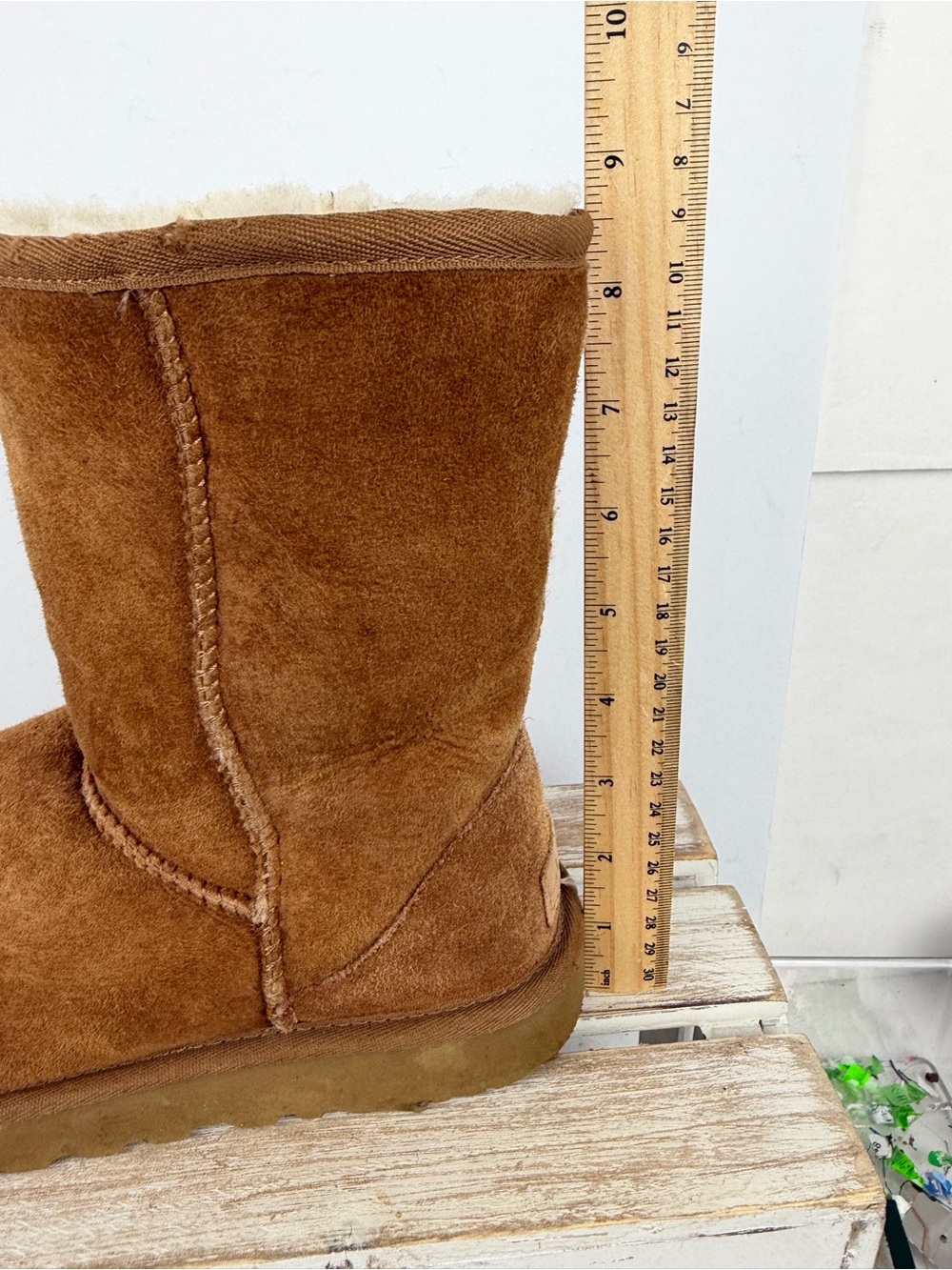 UGG Classic Short boots featuring a plush sheepskin lining women’s size 7 - Picture 11 of 13